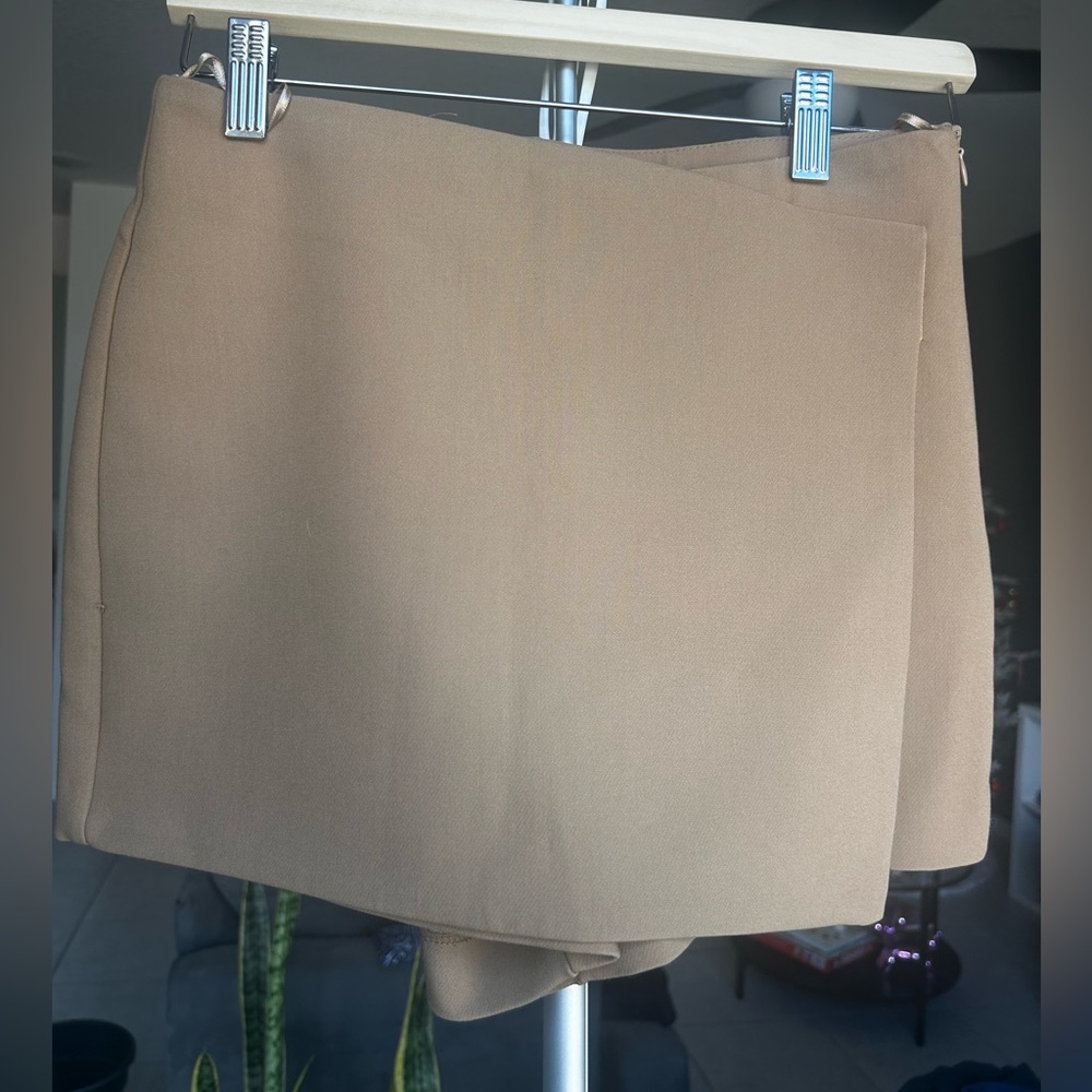 "Elegant and feminine skirt, brand Zara size S perfect condition beige color
